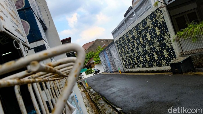 Mural Motif Batik Percantik Jalan Mayang Tangerang Mural di Kecamatan Larangan, Kota Tangerang ini dilukis bermotif batik. Mural batik tersebut menjadi daya tarik warga yang melintas.