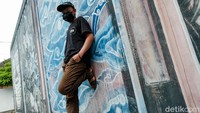 Sesekali, warga yang melintas bergaya di depan mural.