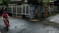 Begini suasana di Jalan Mayang 1 yang sebagian temboknya dimural motif batik.