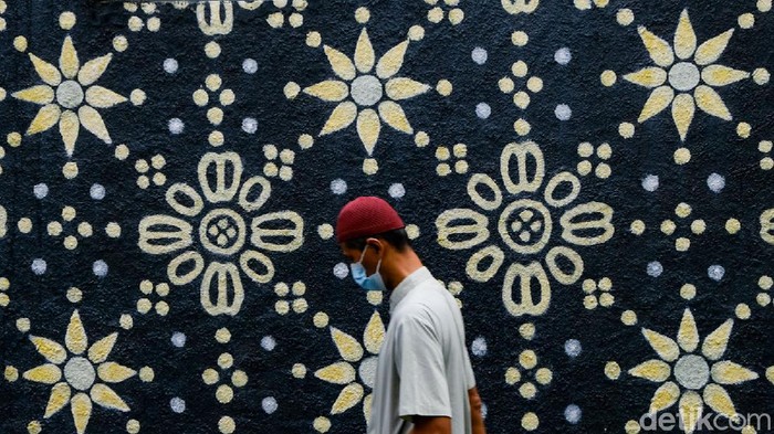 Mural Motif Batik Percantik Jalan Mayang Tangerang Mural di Kecamatan Larangan, Kota Tangerang ini dilukis bermotif batik. Mural batik tersebut menjadi daya tarik warga yang melintas.