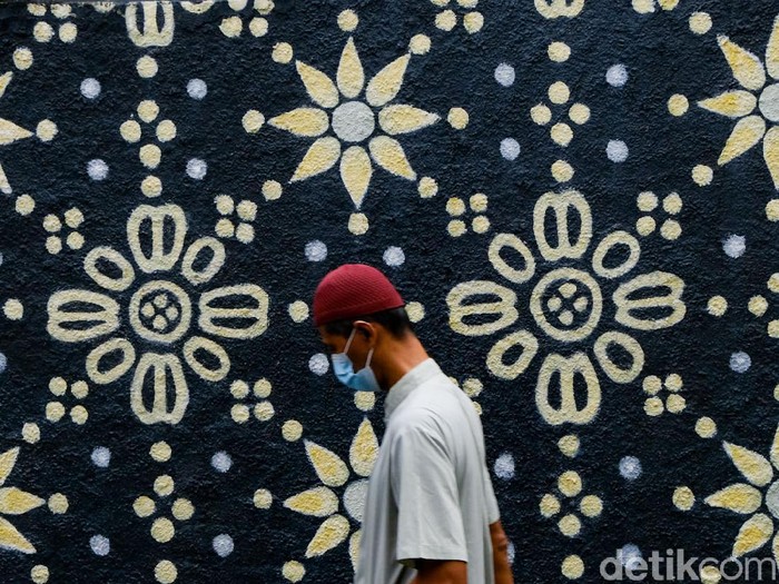 Mural di Kecamatan Larangan, Kota Tangerang ini dilukis bermotif batik. Mural batik tersebut menjadi daya tarik warga yang melintas.