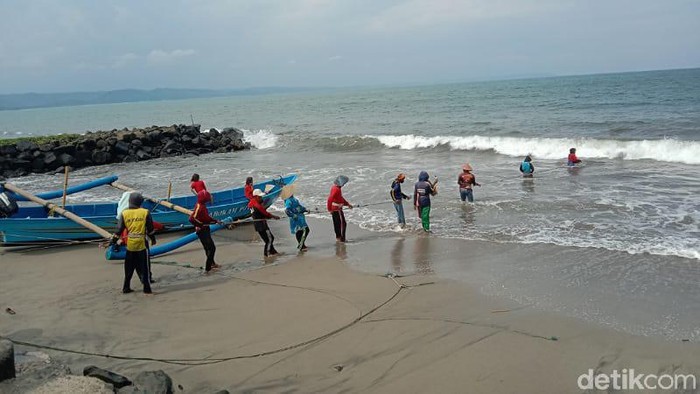 Nelayan Jaring Eret di Pangandaran