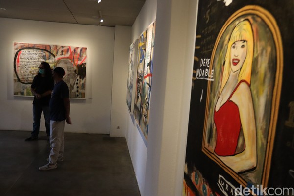 Pameran ini menggambarkan penuangan berbagai ekspresi personal dirinya selama vakum di dunia seni rupa. (Wisma Putera/detikcom) Pameran ini menggambarkan penuangan berbagai ekspresi personal dirinya selama vakum di dunia seni rupa. (Wisma Putera/detikcom)