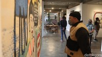 Mulai dari masalah rumah tangga, kegiatan sosial media sampai seks dituangkannya dalam kanvas. (Wisma Putera/detikcom)