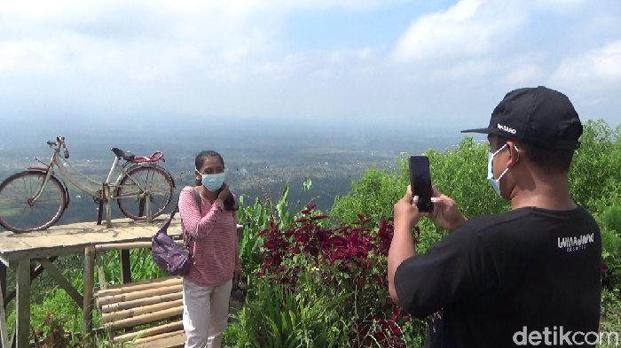 Paralayang di Gunung Wayang
