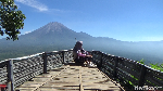 Foto: Terbang Melayang Naik Paralayang di Gunung Wayang