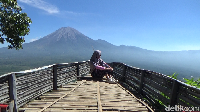 Banyak wisatawan yang ke sini bukan buat naik paralayang, tapi cuma foto-foto saja. Tidak masalah. Karena masih di masa pandemi, pengelola wisata gunung Wayang tetap menerapkan protokol kesehatan bagi pengunjung dengan mewajibkan memakai masker, mencuci tangan, serta menjaga jarak. 