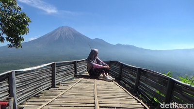 Foto: Terbang Melayang Naik Paralayang di Gunung Wayang