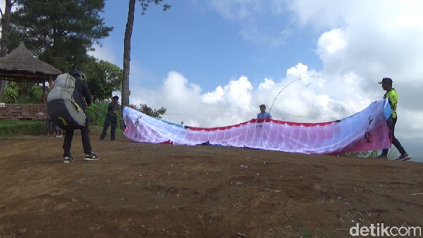 Saat itu, sedang ada latihan dari komunitas paralayang yakni dari Club Elang Bido Paralayang Lumajang. Dengan menggunakan empat paralayang, para atlit paralayang terbang di udara di kawasan wisata gunung Wayang. 