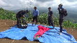 Foto: Terbang Melayang Naik Paralayang di Gunung Wayang