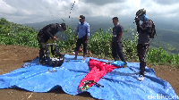 Setelah jalan kaki 15 menit, traveler akan tiba di puncak gunung Wayang. Dari puncak inilah, traveler bisa menjajal olahraga paralayang. Sebelum terbang, semua peralatan dicek dulu ya! 