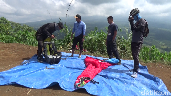 Paralayang di Gunung Wayang