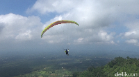 Kawasan wisata gunung Wayang ini memiliki banyak pesona keindahan alam, seperti indahnya pemandangan gunung Semeru dari sisi timur, sunrise, serta sejumlah spot foto sehingga sangat cocok untuk swafoto.
