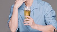 Wah segar nih, minuman dingin ini sudah siap dinikmati Park Seo Joon. Dengan gaya santai, ia berpose sebelum menikmati minumannya ini. Foto: instagram @parkseojoon19