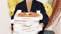 Sebagai foodies, Park Seo Joon doyan makan berbagai kudapan lezat. Seperti pizza yang satu ini. Setumpuk kardus pizza siap jadi santapannya. Wah nggak mau berbagi nih? Foto: instagram @parkseojoon19