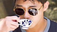Sluurrp! Secangkir teh hangat sedang asyik dinikmati Park Seo Joon. Penampilannya makin keren dengan sebuah kacamata hitam yang melekat di wajahnya. Foto: instagram @parkseojoon19