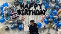 Pemilik tinggi badan 185 centimeter ini merayakan ulang tahunnya dengan santai. Ia memegang sebuah cake sambil berpose di depan backdrop bertuliskan Happy Birthday Foto: instagram @parkseojoon19