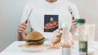 Burger, kentang goreng dan aneka makanan lain sudah siap dinikmati Park Seo Joon. Badannya kekar dan ideal tapi ternyata Park Seo Joon makannya banyak. Foto: instagram @parkseojoon19