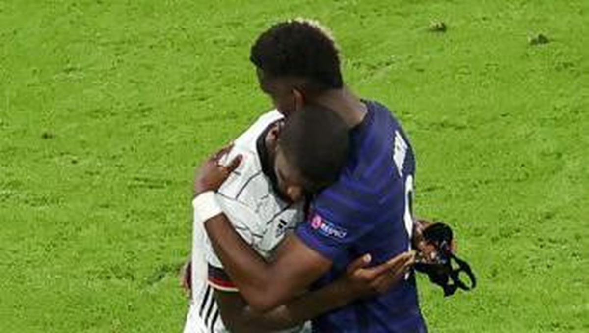Ruediger Bantah Gigit Pogba (Foto: AFP/ALEXANDER HASSENSTEIN)