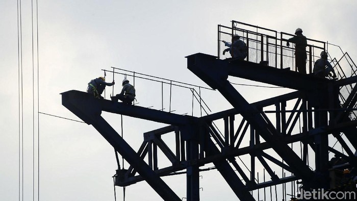 Kejar target untuk beroperasi di tahun 2022 mendatang, proyek kereta cepat Jakarta-Bandung, terus dikebut pembangunannya. Salah satunya di kawasan Jatibening, Kota Bekasi.
