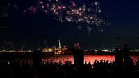 Tampak warga New York menikmati pesta kembang api bersama-sama.  