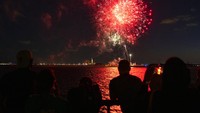 Selain itu sebagian pembatasan COVID-19 di New York juga dicabut.  