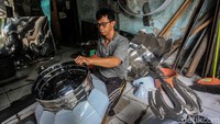 Pandemi COVID-19 turut memukul usahanya, meski demikian Kurnia tetap bertahan.
