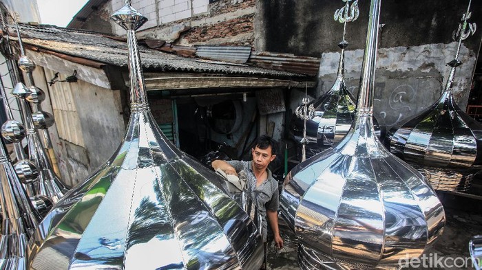 Pembuat Kubah Bertahan di Masa Pandemi Pandemi COVID-19 sangat berdampak pada sektor UMKM. Meski demikian pelaku UMKM berusaha bertahan, seperti perajin kubah masjid ini.