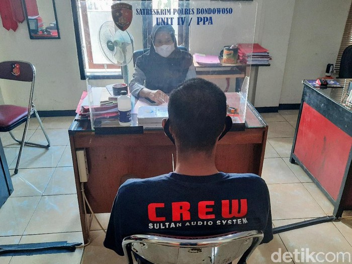 Bocah di Bondowoso kembali menjadi korban pemerkosaan. Kali ini, seorang bocah yatim piatu diperkosa ayah teman sendiri.
