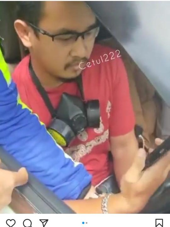 Pemobil pelat palsu ngaku polisi menelepon komandan saat diamankan