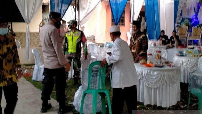 Pesta pernikahan di Bekasi dibubarkan (Antara Foto)