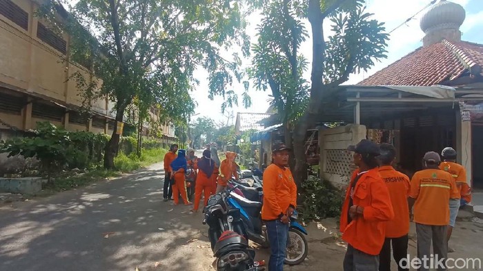 Petugas kebersihan di Bandung mogok kerja.