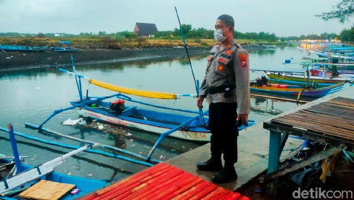 Polisi mendatangi rumah warga yang rusak diterjang waterspout
