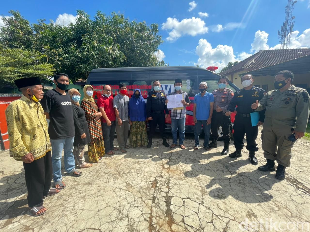 Polisi menyampaikan hasil tes DNA kepada keluarga Bharaka Asep di Lampung (dok Polda Lampung)