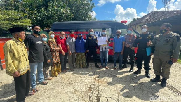 Polisi menyampaikan hasil tes DNA kepada keluarga Bharaka Asep di Lampung (dok Polda Lampung)