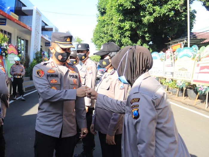 AKBP Ruruh Wicaksono akan menanggalkan jabatannya sebagai Kapolres Tuban. Ia akan digantikan oleh AKBP Darman, yang sebelumnya menjabat Kapolres Sumenep.