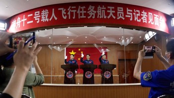 Ketiga astronot yang akan dikirimkan ke luar angkasa itu di antaranya Tang Hongbo (45), Nie Haisheng (56), and Liu Boming (54).  