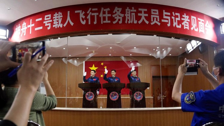 Potret Para Astronot China yang Bakal Meluncur ke Ruang Angkasa China bersiap mengirim para astronotnya ke luar angkasa. Peluncuran awak pertama untuk menghuni luar angkasa itu rencananya akan dilakukan Kamis (17/6) besok.