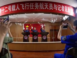 Potret Para Astronot China yang Bakal Meluncur ke Ruang Angkasa