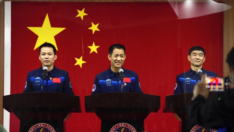 Potret Para Astronot China yang Bakal Meluncur ke Ruang Angkasa China bersiap mengirim para astronotnya ke luar angkasa. Peluncuran awak pertama untuk menghuni luar angkasa itu rencananya akan dilakukan Kamis (17/6) besok.