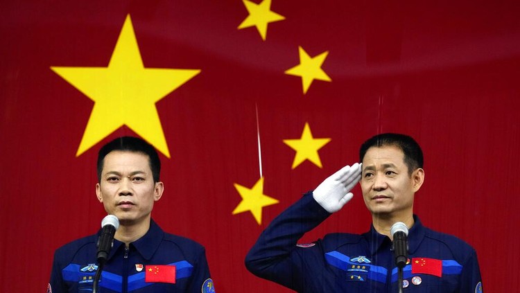 Potret Para Astronot China yang Bakal Meluncur ke Ruang Angkasa China bersiap mengirim para astronotnya ke luar angkasa. Peluncuran awak pertama untuk menghuni luar angkasa itu rencananya akan dilakukan Kamis (17/6) besok.