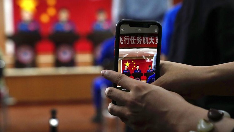China bersiap mengirim para astronotnya ke luar angkasa. Peluncuran awak pertama untuk menghuni luar angkasa itu rencananya akan dilakukan Kamis (17/6) besok.