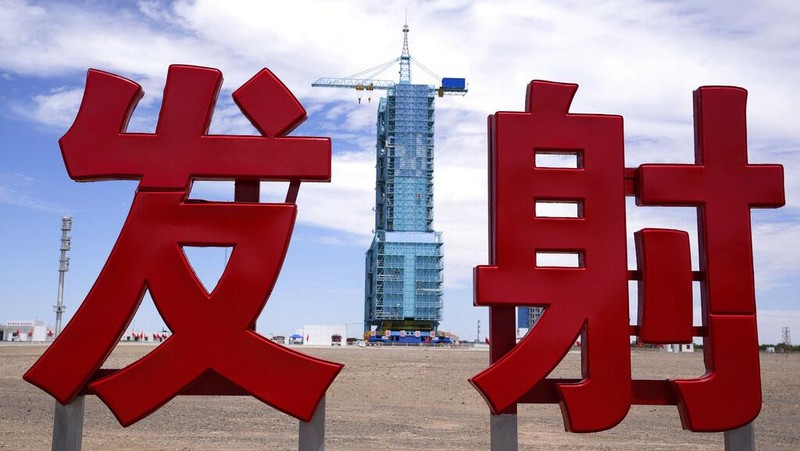 China bersiap mengirim para astronotnya ke luar angkasa. Peluncuran awak pertama untuk menghuni luar angkasa itu rencananya akan dilakukan Kamis (17/6) besok.