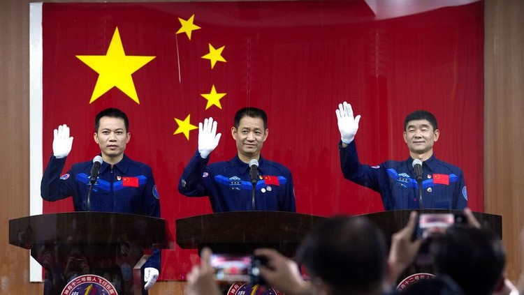China bersiap mengirim para astronotnya ke luar angkasa. Peluncuran awak pertama untuk menghuni luar angkasa itu rencananya akan dilakukan Kamis (17/6) besok.