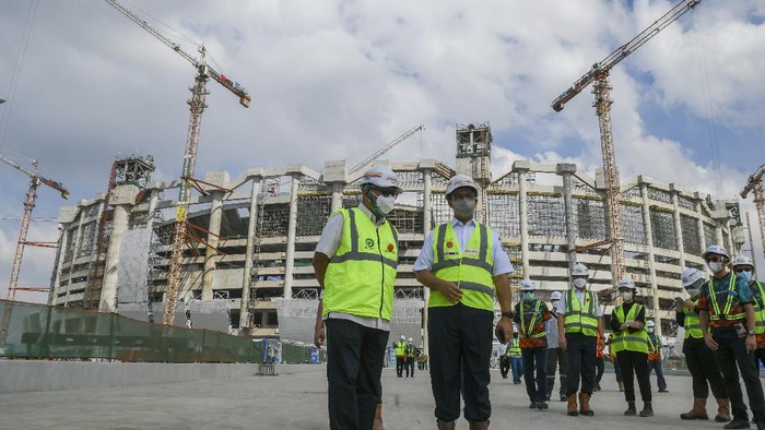Pembangunan Jakarta International Stadium (JIS) terus berlangsung. Proses pengangkatan rangka atap JIS yang memiliki berat 3.900 ton pun berlangsung hari ini.