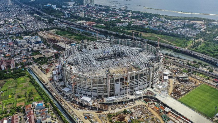 Pembangunan Jakarta International Stadium (JIS) terus berlangsung. Proses pengangkatan rangka atap JIS yang memiliki berat 3.900 ton pun berlangsung hari ini.