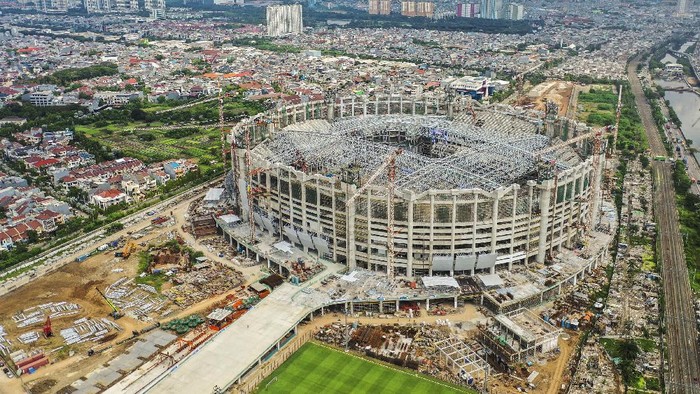 Pembangunan Jakarta International Stadium (JIS) terus berlangsung. Proses pengangkatan rangka atap JIS yang memiliki berat 3.900 ton pun berlangsung hari ini.
