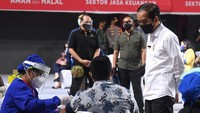 Begitu juga dengan Otoritas Jasa Keuangan (OJK) yang turut mendukung upaya pemerintah dalam percepatan menanggulangi penyebaran COVID-19 dengan vaksinasi massal untuk sektor jasa keuangan di seluruh Indonesia. ANTARA FOTO/HO/Setpres-Lukas