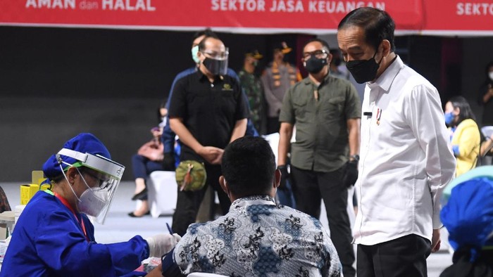 PRESIDEN TINJAU VAKSINASI PELAKU JASA KEUANGAN Presiden Joko Widodo (kedua kanan) didampingi Ketua Dewan Komisioner OJK Wimboh Santoso (ketiga kanan) dan Menteri Keuangan Sri Mulyani (kanan) meninjau pelaksanaan vaksinasi massal pelaku jasa keuangan di Tenis Indoor Senayan Jakarta, Rabu (16/6/2021). Pemerintah menyediakan 100 ribu dosis vaksin COVID-19 untuk sektor jasa keuangan dan tahap awal akan diberikan kepada 10.000 pelaku sektor jasa keuangan di Jakarta dan 1.000 pelaku industri jasa keuangan di sepuluh kota Kantor Regional dan Kantor OJK di daerah. ANTARA FOTO/HO/Setpres-Lukas/wpa/hp.