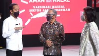 Presiden Joko Widodo (kiri) berbincang dengan Ketua Dewan Komisioner OJK Wimboh Santoso (tengah) dan Menteri Keuangan Sri Mulyani (kanan) saat meninjau pelaksanaan vaksinasi massal pelaku jasa keuangan di Tenis Indoor Senayan Jakarta, Rabu (16/6/2021). Pemerintah menyediakan 100 ribu dosis vaksin COVID-19 untuk sektor jasa keuangan dan tahap awal akan diberikan kepada 10.000 pelaku sektor jasa keuangan di Jakarta dan 1.000 pelaku industri jasa keuangan di sepuluh kota Kantor Regional dan Kantor OJK di daerah. ANTARA FOTO/HO/Setpres-Lukas